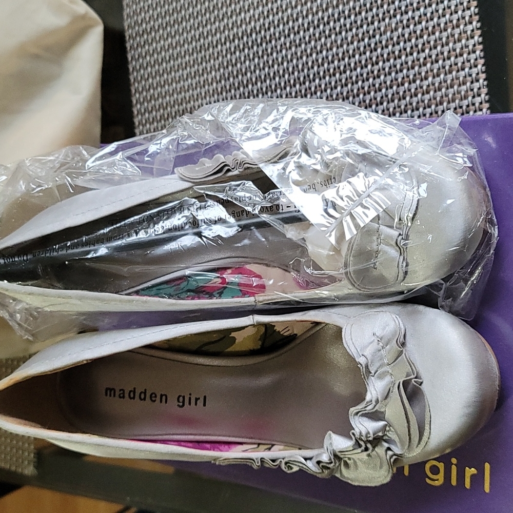 Madden girl satin size  7.5